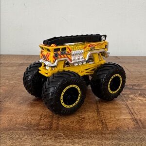 Hot Wheels Monster Truck 5-Alarm die-cast toy vehicle - Fire Truck